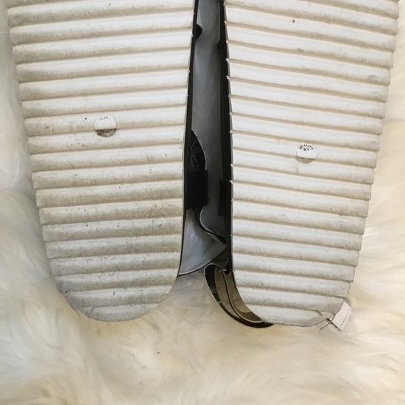 STYLUS size 8 black & white sandal with adjustable Velcro at heel - Picture 11 of 16